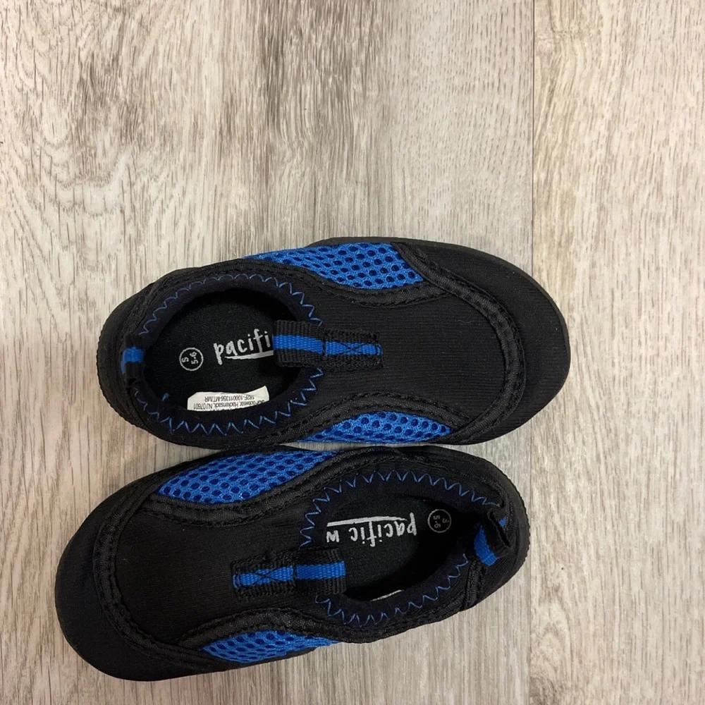 Pacific Wave Boys Black And Blue 5-6 Small Water Shoes